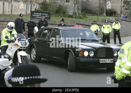Le Prince de Galles, et sa nouvelle femme, la duchesse de Cornouailles (Camilla Parker Bowles), quittent la chapelle Saint-George après la bénédiction de leur mariage à Windsor, au Royaume-Uni, le 9 avril 2005. Photo de Mousse/ABACA Banque D'Images