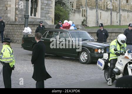 Le Prince de Galles, et sa nouvelle femme, la duchesse de Cornouailles (Camilla Parker Bowles), quittent la chapelle Saint-George après la bénédiction de leur mariage à Windsor, au Royaume-Uni, le 9 avril 2005. Photo de Mousse/ABACA Banque D'Images