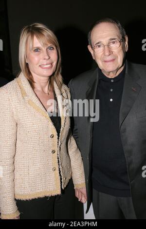 EXCLUSIF. L'acteur et réalisateur français Robert Hossein et son épouse, l'actrice Candice Patou, lors du gala de charité « Reims-Solidarite tsunami » au profit des victimes du tsunami qui s'est tenu au Palais du Tau à Reims, France, le 8 avril 2005. L'événement a été initié par le ministre français de la fonction publique, Renaud Dutreil, sous l'égide du Programme des Nations Unies pour le développement et co-présidé par Jean-Claude Brialy et Satya Oblet. Photo de Benoit Pinguet/ABACA. Banque D'Images