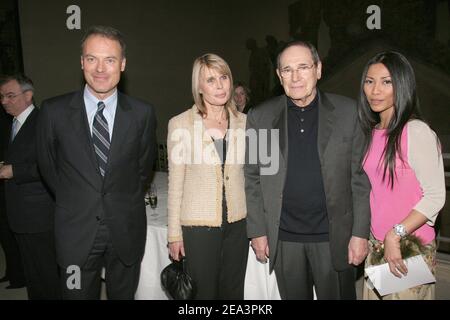 EXCLUSIF. (G-D) la ministre française de la fonction publique, Renaud Dutreil, l'actrice Candice Patou, son mari, acteur et réalisateur Robert Hossein, et la chanteuse indonésienne née Anggun lors du gala de charité « Reims-Solidarite tsunami » au profit des victimes du tsunami qui s'est tenu au Palais du Tau à Reims, en France, le 8 avril 2005. L'événement a été initié par le ministre français de la fonction publique, Renaud Dutreil, sous l'égide du Programme des Nations Unies pour le développement et co-présidé par Jean-Claude Brialy et Satya Oblet. Photo de Benoit Pinguet/ABACA. Banque D'Images