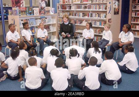 La première dame Laura Bush, accompagnée de son chien Barney, lit « l'énorme œuf » aux enfants pour célébrer la semaine de la Bibliothèque nationale à la Martin Luther King, Jr. Memorial Library, à Washington DC, États-Unis, le mardi 12 avril 2005. Photo par Olivier Douliery/ABACA. Banque D'Images