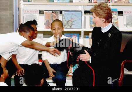 La première dame Laura Bush, accompagnée de son chien Barney, lit « l'énorme œuf » aux enfants pour célébrer la semaine de la Bibliothèque nationale à la Martin Luther King, Jr. Memorial Library, à Washington DC, États-Unis, le mardi 12 avril 2005. Photo par Olivier Douliery/ABACA. Banque D'Images