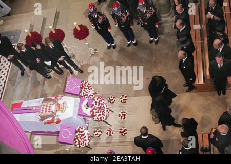 La famille princière de Monaco pendant les funérailles du regretté Prince Rainier de Monaco à la cathédrale Saint Nicolas de Monaco le 15 avril 2005. Photo par PISCINE/ABACA. Banque D'Images