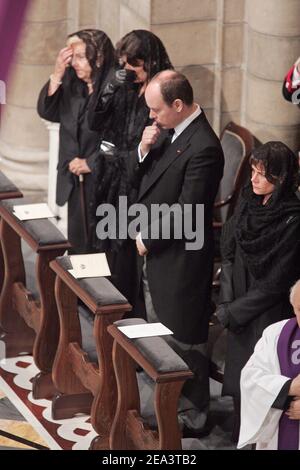 La princesse Antoinette de Monaco, le prince Caroline, le prince Albert et la princesse Stéphanie pendant les funérailles du prince Rainier III de Monaco à la cathédrale Saint-Nicolas de Monaco, le 15 avril 2005. Photo par PISCINE/ABACA Banque D'Images