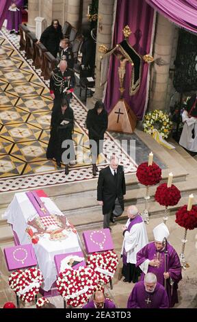 La famille princière de Monaco pendant les funérailles du regretté Prince Rainier de Monaco à la cathédrale Saint Nicolas de Monaco le 15 avril 2005. Photo par PISCINE/ABACA. Banque D'Images