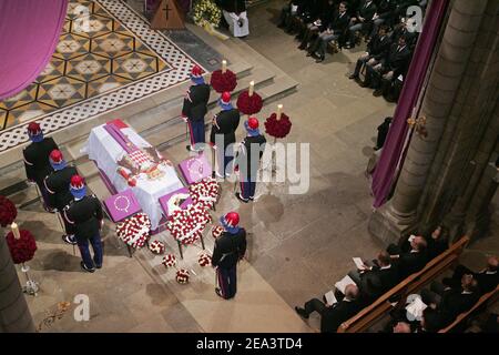 La famille princière de Monaco pendant les funérailles du regretté Prince Rainier de Monaco à la cathédrale Saint Nicolas de Monaco le 15 avril 2005. Photo par PISCINE/ABACA Banque D'Images