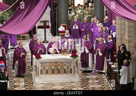 La princesse Antoinette de Monaco, le prince Caroline, le prince Albert et la princesse Stéphanie pendant les funérailles du prince Rainier III de Monaco à la cathédrale Saint-Nicolas de Monaco, le 15 avril 2005. Photo par PISCINE/ABACA Banque D'Images