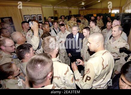 Le secrétaire à la Défense, Donald H. Rumsfeld, est entouré de troupes et pose avec elles pour des photos après une réunion de la mairie avec les forces américaines et de la coalition à Kandahar, en Afghanistan, le 13 avril 2005. Rumsfeld est en Afghanistan pour visiter les forces américaines et de la coalition et pour rencontrer les principaux responsables gouvernementaux. Photo DoD par Tech. Sgt. Cherie A. Thurlby, U.S. Air Force. Photo par DOD/ABACA. Banque D'Images