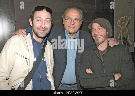 EXCLUSIF. Le comique français Kad, le producteur français Gerard Louvin et la chanteuse française Florent Pagny au restaurant du club 'l'Etoile' à Paris, France, le 15 avril 2005. Photo de Benoit Pinguet/ABACA. Banque D'Images