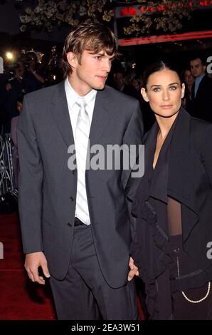 « l'acteur Ashton Kutcher et sa petite amie demi Moore arrivent à la première « beaucoup comme l'amour » qui s'est tenue au Chelsea West Theatre à New York le lundi 18 avril 2005. Photo de Nicolas Khayat/ABACA' Banque D'Images