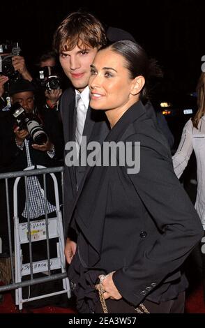 « l'acteur Ashton Kutcher et sa petite amie demi Moore arrivent à la première « beaucoup comme l'amour » qui s'est tenue au Chelsea West Theatre à New York le lundi 18 avril 2005. Photo de Nicolas Khayat/ABACA' Banque D'Images