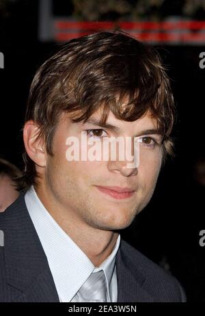 L'acteur Ashton Kutcher arrive à la première « beaucoup comme l'amour » qui s'est tenue au Chelsea West Theatre à New York le lundi 18 avril 2005. Photo de Nicolas Khayat/ABACA' Banque D'Images