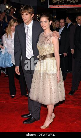 Les membres de la troupe Ashton Kutcher et Amanda Peet arrivent à la première « beaucoup comme l'amour » qui s'est tenue au Chelsea West Theatre à New York le lundi 18 avril 2005. Photo de Nicolas Khayat/ABACA' Banque D'Images