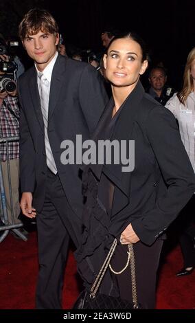 « l'acteur Ashton Kutcher et sa petite amie demi Moore arrivent à la première « beaucoup comme l'amour » qui s'est tenue au Chelsea West Theatre à New York le lundi 18 avril 2005. Photo de Nicolas Khayat/ABACA' Banque D'Images