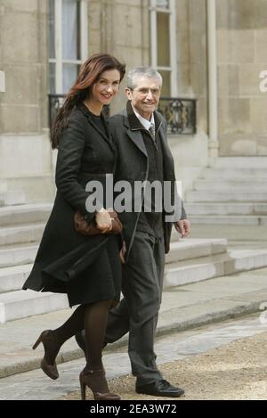 Le réalisateur français Claude Lelouch et son épouse Alessandra Martines quittent une cérémonie qui s'est tenue à l'Elysée à Paris, en France, le 18 avril 2005. Photo de Mousse/ABACA Banque D'Images