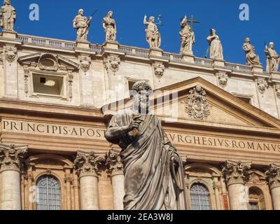 Sculpture avec place Saint Pierre et basilique Saint Pierre à Rome en Italie avec ciel bleu Banque D'Images