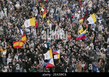 Plusieurs drapeaux sont vus sur la place Saint-Pierre alors que le prétardif allemand Joseph Ratzinger est élu par les cardinaux comme le nouveau chef des 1.1 milliards de catholiques romains dans le monde, succédant au Pape Jean-Paul II au Vatican, Rome, le 19 avril 2005. Ratzinger, 78 ans, 265e souverain pontife de l'Église, prendra le nom de Benoît XVI Photo de Laurent Zabulon/ABACA. Banque D'Images