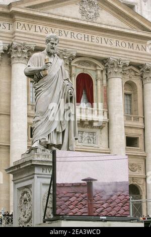 Un immense écran montre de la fumée blanche sur la place Saint-Pierre alors que le prédéfunt Joseph Ratzinger est élu par les cardinaux comme le nouveau chef des 1.1 milliards de catholiques romains dans le monde, succédant au Pape Jean-Paul II au Vatican, Rome, le 19 avril 2005. Ratzinger, 78 ans, 265e souverain pontife de l'Église, prendra le nom de Benoît XVI Photo de Laurent Zabulon/ABACA. Banque D'Images