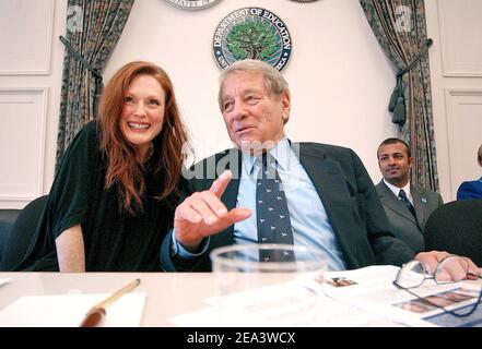 L'actrice Julianne Moore témoigne devant le Congrès sur les troubles génétiques , mardi 19 2005 avril au Capitole à Washington. Photo par Olivier Douliery/ABACA. Banque D'Images