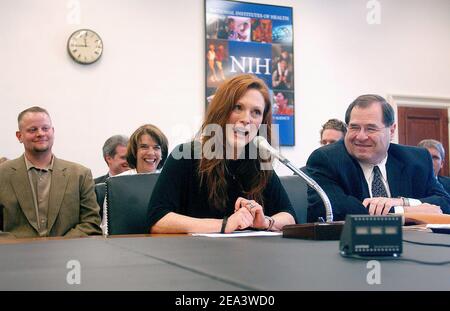 L'actrice Julianne Moore témoigne devant le Congrès sur les troubles génétiques , mardi 19 2005 avril au Capitole à Washington. Photo par Olivier Douliery/ABACA. Banque D'Images