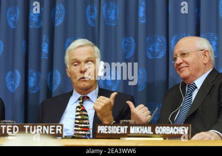 Le magnat des médias Ted Turner (à gauche) et l'ancien président de l'URSS Mikhaïl Gorbatchev (à droite) ont annoncé Ted Turner comme récipiendaire du prix Alan Cranston pour la paix 2005 (qui sera remis par Gorbatchev) lors d'une conférence de presse tenue au siège des Nations Unies à New York, le mercredi 20 avril 2005. Le magnat des médias Ted Turner (à gauche) et l'ancien président de l'URSS Mikhaïl Gorbatchev (à droite) ont annoncé Ted Turner comme récipiendaire du prix Alan Cranston pour la paix 2005 (qui sera remis par Gorbatchev) lors d'une conférence de presse tenue au siège des Nations Unies à New York, le mercredi 20 avril 2005. Photo par Banque D'Images