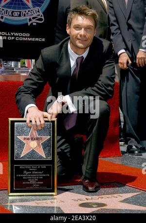 Ryan Seacrest est récompensé par la 2 2 82e étoile du Hollywood Walk of Fame en face du Kodak Theatre. Los Angeles, le 20 avril 2005. Photo de Lionel Hahn/ABACA. Banque D'Images