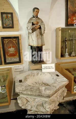 Le bain où le jeune Joseph Ratzinger a été baptisé, est exposé à l'intérieur du musée de la petite ville de Marktl am Inn, dans la région de Bavière, où le Pape Benoît XVI est né, a développé en quelques jours un 'Pope Business' avec beaucoup de choses portant le nom du Pape. Photo par Ammar Abd Rabbo/ABACA. Banque D'Images