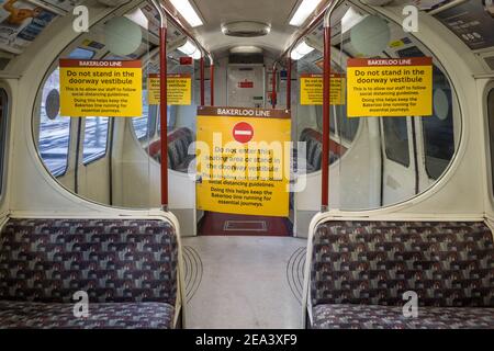 Coronavirus : directives de distance sociale pour le personnel des trains souterrains sur la ligne Bakerloo. Londres, Royaume-Uni. Banque D'Images