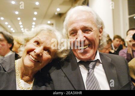 Françoise Bornet, la femme présentée dans la photographie classique de Robert Doisneau d'un couple qui embrasse devant l'hôtel de ville de Paris, pose avec son mari à la maison de vente Dassault à Paris, France, le 25 avril 2005, comme une copie originale de la photographie classique de Robert Doisneau « Baiser de l'Hôtel de ville » (KISS à l'Hôtel de ville) a été vendu 155.000 euros lors d'une vente de photos à Paris, France, le 25 avril 2005. Photo de Mehdi Taamallah/ABACA. Banque D'Images