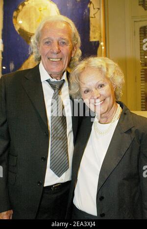 Françoise Bornet, la femme présentée dans la photographie classique de Robert Doisneau d'un couple qui embrasse devant l'hôtel de ville de Paris, pose avec son mari à la maison de vente Dassault à Paris, France, le 25 avril 2005, comme une copie originale de la photographie classique de Robert Doisneau « Baiser de l'Hôtel de ville » (KISS à l'Hôtel de ville) a été vendu 155.000 euros lors d'une vente de photos à Paris, France, le 25 avril 2005. Photo de Mehdi Taamallah/ABACA. Banque D'Images