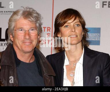 L'acteur américain Richard Gere et son épouse Carey Lowell arrivent à la première « Fierce People » qui s'est tenue au Tribeca Performing Arts Center au Tribeca film Festival 2005, à New York, NY, États-Unis, le dimanche 24 avril 2005. Photo de Nicolas Khayat/ABACA Banque D'Images