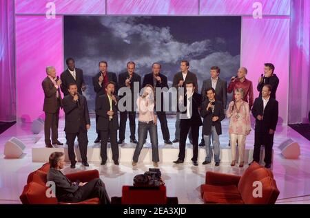 EXCLUSIF. Laurent Ruquier (devant, L) écoute les humoristes (première rangée, L-R) Patrick Adler, Frédéric Lebon, Sandrine Alexi, Gerald Dahan, Michael Gregorio, Sophie Darel, Laurent Chantemerle, (2e rangée, L-R) Pierre Douglas, Michel blanc, Pascal Brunner, Michel Villano, Yves le Coq, André Duro, Yann Jamet et Didier Gustin lors de l'enregistrement de l'émission de télévision 'vos imitations preferees' rassemblant 15 imitateurs français, à Paris, France, le 25 avril 2005. Le spectacle sera diffusé sur France 2 le 4 mai 2005. Photo de Jean-Jacques Datcary/ABACA Banque D'Images