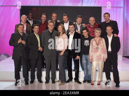 EXCLUSIF. Laurent Ruquier (première rangée, 3e L) pose avec des humoristes (première rangée, L-R) Patrick Adler, Frédéric Lebon, Sandrine Alexi, Gerald Dahan, Michael Gregorio, Sophie Darel, Laurent Chantemerle, (2e rangée, L-R) Pierre Douglas, Michel blanc, Pascal Brunner, Michel Villano, Dany Lamy, André Mauro, Yann Jamet et Didier Gustin lors de l'enregistrement de l'émission de télévision 'vos imitations preferees' rassemblant 15 imitateurs français, à Paris, France, le 25 avril 2005. Le spectacle sera diffusé sur France 2 le 4 mai 2005. Photo de Jean-Jacques Datcary/ABACA Banque D'Images