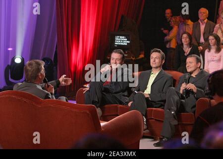 EXCLUSIF. Le présentateur français Laurent Ruquier (L) avec les humoristes (L-R) Pascal Brunner, Frédéric Lebon et Patrick Adler lors de la lecture de l'émission télévisée "vos imitations preferees" rassemblant 15 imitateurs français, à Paris, en France, le 25 avril 2005. Le spectacle sera diffusé sur France 2 le 4 mai 2005. Photo de Jean-Jacques Datcary/ABACA Banque D'Images