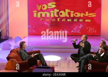 EXCLUSIF. Le présentateur français Laurent Ruquier (L) avec les humoristes (L-R) Michel Villano, Laurent Chantemerle et Dany Mauro lors de l'enregistrement de l'émission télévisée 'vos imitations preferees' rassemblant 15 imitateurs français, à Paris, en France, le 25 avril 2005. Le spectacle sera diffusé sur France 2 le 4 mai 2005. Photo de Jean-Jacques Datcary/ABACA. Banque D'Images