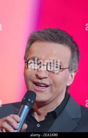 EXCLUSIF. Laurent Ruquier, présentateur de la télévision française, lors de l'enregistrement de l'émission de télévision « vos imitations preferee » rassemblant 15 imitateurs français, à Paris, en France, le 25 avril 2005. Le spectacle sera diffusé sur France 2 le 4 mai 2005. Photo de Jean-Jacques Datcary/ABACA Banque D'Images