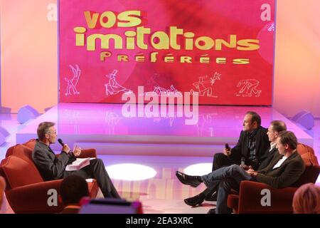 EXCLUSIF. Le présentateur français Laurent Ruquier (L) avec les humoristes (L-R) Michel Villano, Laurent Chantemerle et Dany Mauro lors de l'enregistrement de l'émission télévisée 'vos imitations preferees' rassemblant 15 imitateurs français, à Paris, en France, le 25 avril 2005. Le spectacle sera diffusé sur France 2 le 4 mai 2005. Photo de Jean-Jacques Datcary/ABACA Banque D'Images