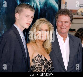 Kathy Hilton, Rick Hilton et Baron Hilton assistent à la première de la « House of Wax » au Mann Village Theatre de Westwood, Los Angeles, CA, États-Unis, le 26 avril 2005. Photo de Lionel Hahn/ABACA. Banque D'Images