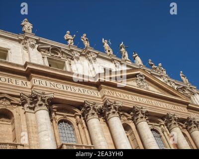Vide la place Saint-Pierre avec la basilique Saint-Pierre à Rome en Italie avec ciel bleu Banque D'Images