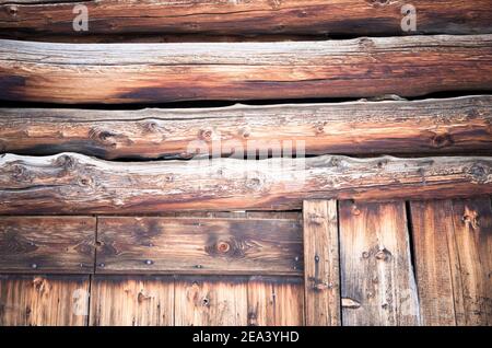 Vue à angle bas de l'encadrement de porte de planches de bois de la hutte Banque D'Images