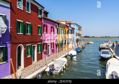 Burano, Venise, Italie, 2020 septembre – Tradition maisons colorées le long du canal Rio del Pontinello à Burano Banque D'Images