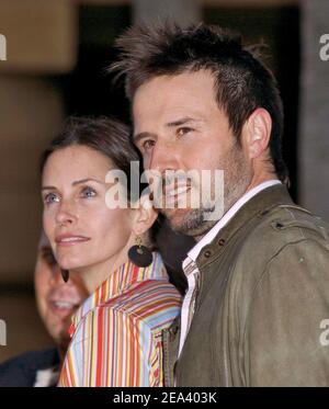 'Courteney Cox Arquette et David Arquette assistent à la première de ''Layer Cake'' au théâtre égyptien. Los Angeles, le 2 mai 2005. Photo de Lionel Hahn/ABACA.' Banque D'Images