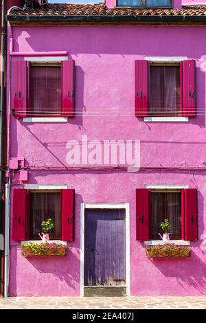 Extérieur d'une maison peinte en rose vif à Burano près de Venise, Italie Banque D'Images