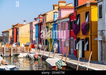 Maisons colorées et lumineuses typiques à Burano, le long d'un canal. Burano, Italie, septembre 2020 Banque D'Images