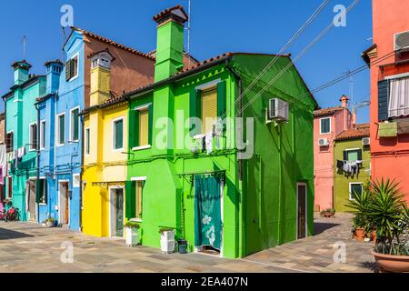 Maisons colorées le long d'une rue à Burano, Italie Banque D'Images