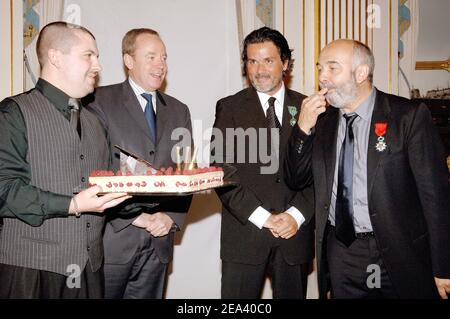 L'acteur français Gerard Jugnot (R) avec le ministre de l'Art Renaud Donnedieu de Vabres (2e L) et le réalisateur Christophe Barratier (2e R) goûte un gâteau après avoir reçu l'ordre du Chevalier de la Légion d'Honneur lors d'une cérémonie à la ministerie à Paris, France, le 4 mai 2005, le jour de son 54e anniversaire. Photo de Giancarlo Gorassini/ABACA. Banque D'Images