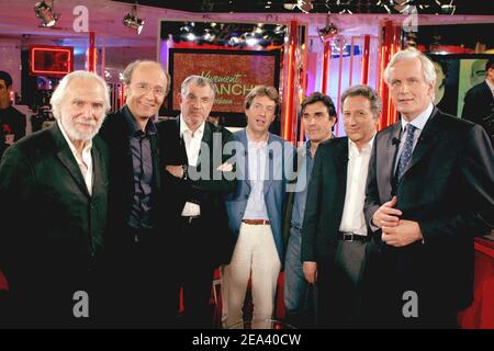 (G-D) chanteur et compositeur né en Grèce Georges Moustaki, caricaturiste belge Philippe Geluck, directeur de la libération Serge July, Irak, otages Thierry Chesnot et Georges Malbrunot, présentateur de télévision Michel Drucker et ministre français des Affaires étrangères Michel Barnier lors de l'enregistrement du talk-show de Drucker 'vivre Dimanche - otages spéciaux' au Studio Gabriel à Paris, France, le 4 mai 2005. Le spectacle sera diffusé le dimanche 7 mai. Photo de Jean-Jacques Datcary/ABACA. Banque D'Images