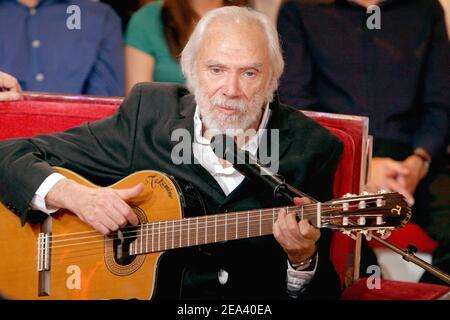 Le chanteur et compositeur né en Grèce Georges Moustaki se produit lors de l'enregistrement du talk show de Michel Drucker « vivre Dimanche - otages spéciaux » au Studio Gabriel à Paris, France, le 4 mai 2005. Le spectacle sera diffusé le dimanche 7 mai. Photo de Jean-Jacques Datcary/ABACA. Banque D'Images