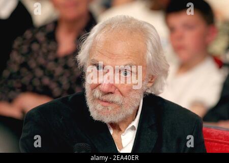 Georges Moustaki, chanteur et compositeur né en Grèce, pendant l'enregistrement de l'émission de Michel Drucker « vivre Dimanche - otages spéciaux » au Studio Gabriel à Paris, France, le 4 mai 2005. Le spectacle sera diffusé le dimanche 7 mai. Photo de Jean-Jacques Datcary/ABACA. Banque D'Images