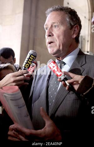 Guy Drut, ancien champion olympique et membre du comité de candidature de Paris, s'adresse à la presse lorsqu'il arrive à un tribunal de Paris, le lundi 9 mai 2005. Drut, un ancien ministre des Sports, fait face au tribunal avec 46 accusés, dans un procès de financement de parti. Il est confronté à une possible peine de prison de cinq ans. Le procès se tiendra jusqu’au début du mois de juillet, lorsque le CIO décidera de l’hôte des Jeux Olympiques de 2012. Paris est un concurrent de premier plan. Photo de Mousse/ABACA. Banque D'Images